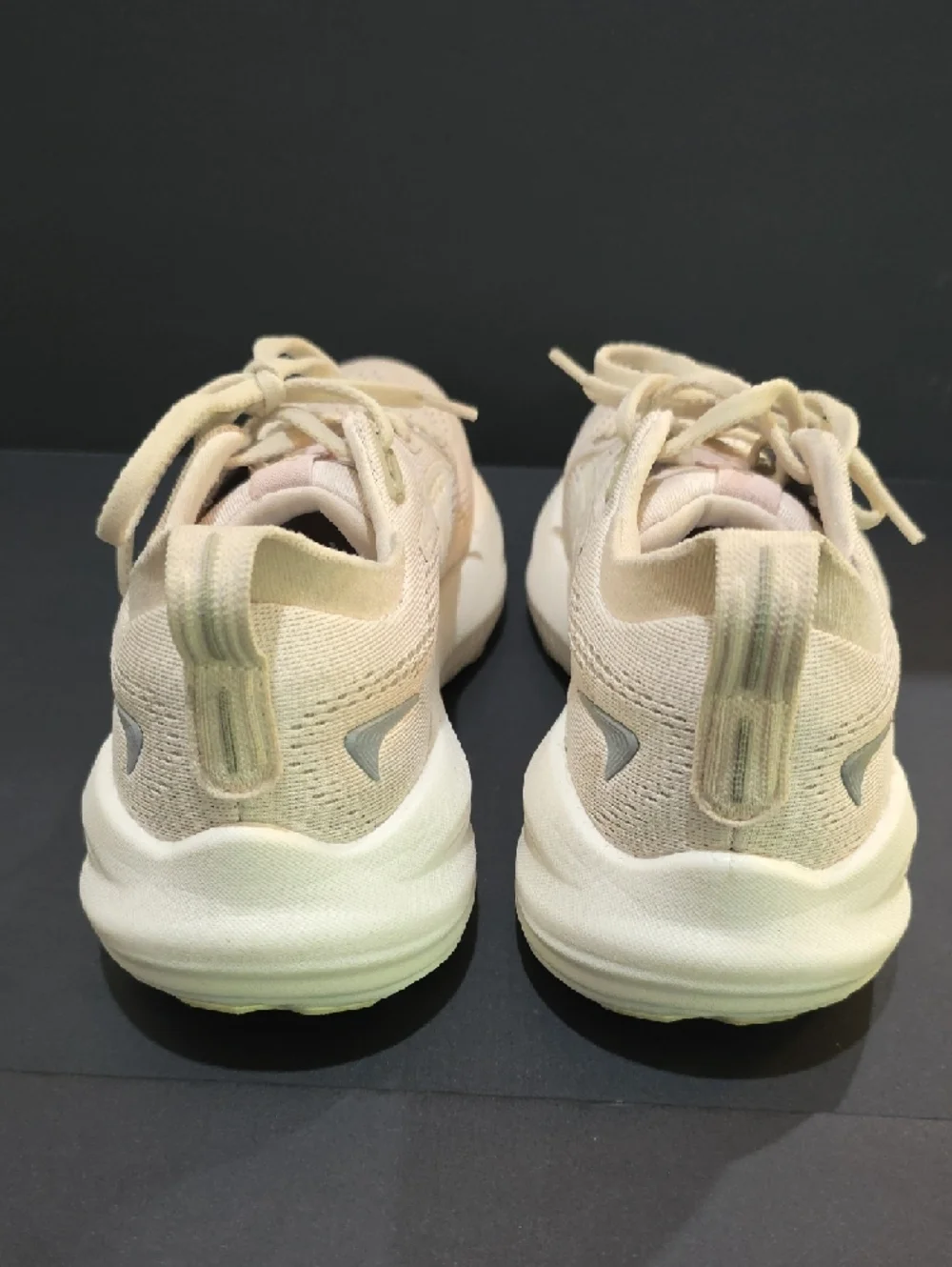 Brooks Glycerin 22 Womens Cream Lace-Up Athletic Sneakers Size 6_8